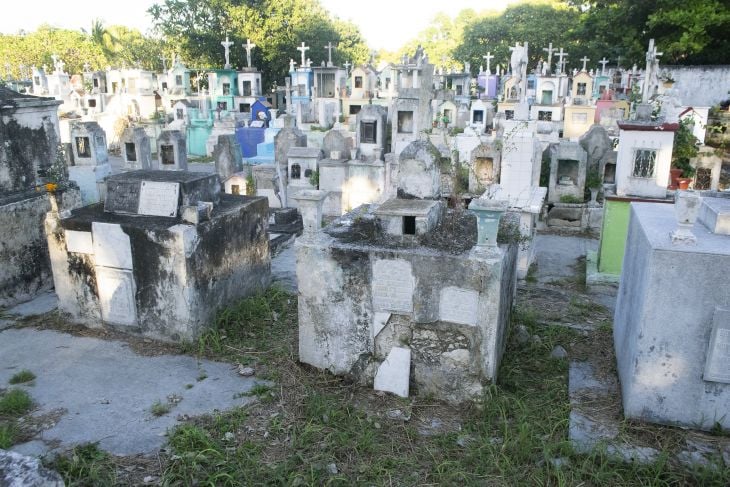 Asaltan a una madrugadora viejita en el Cementerio General de Mérida