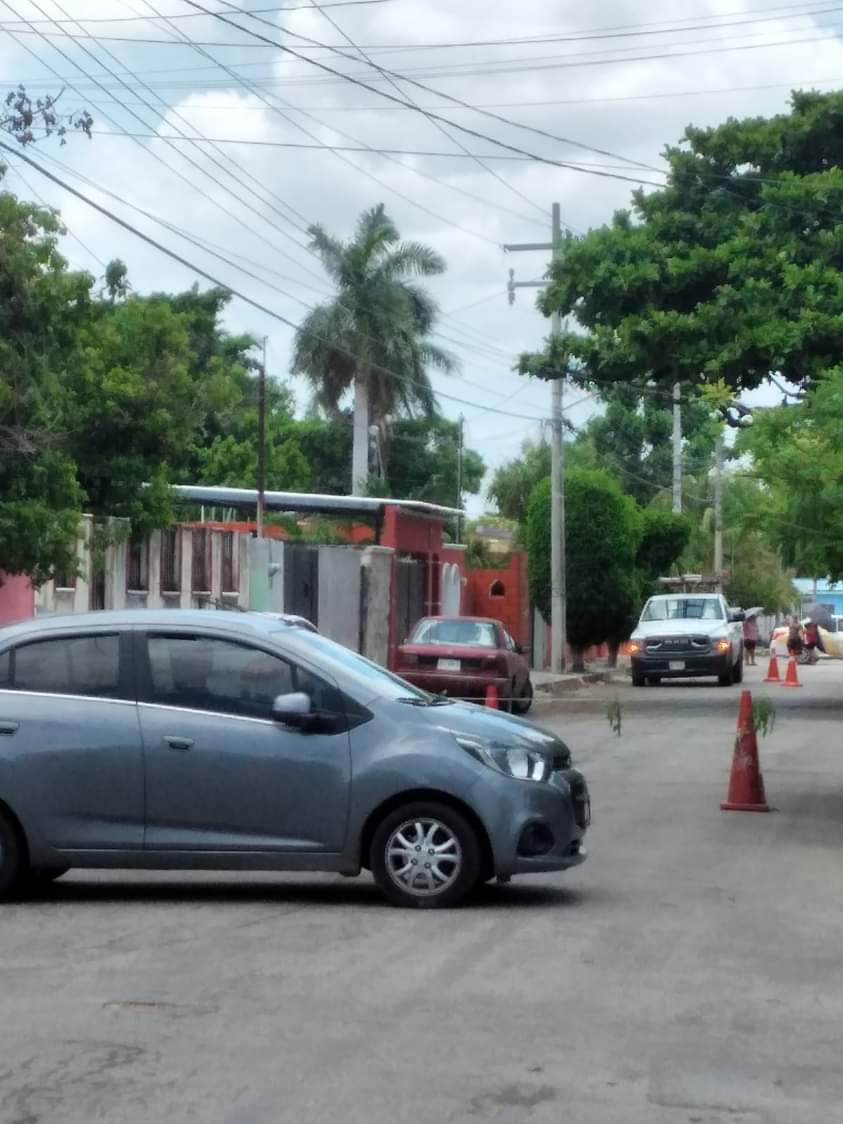 Vecinos se harán de la CFE y les retienen un vehículo y a sus trabajadores