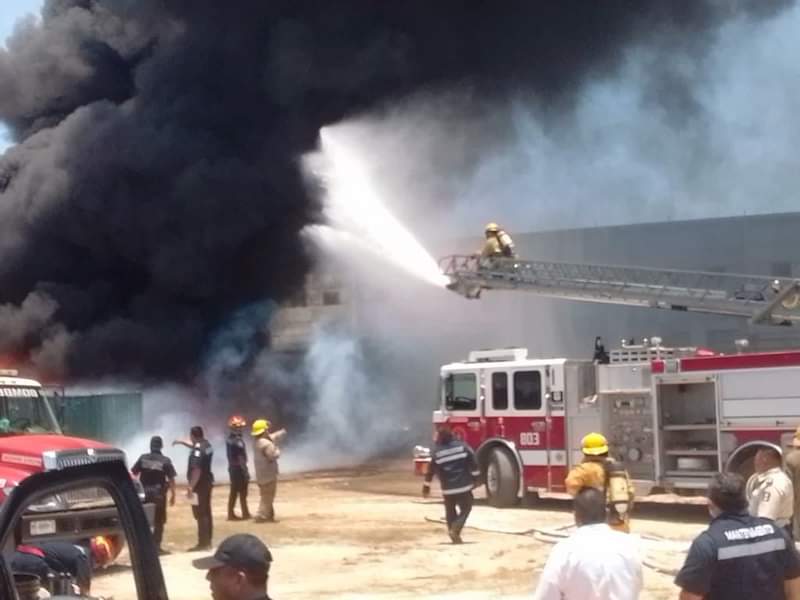 Combaten bomberos fuerte incendio en fabrica de plásticos