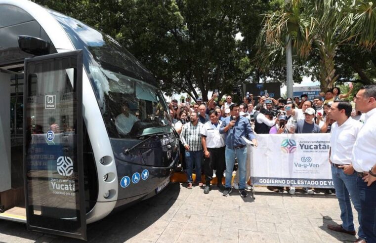 Mauricio Vila supervisa el vehículo de prueba del Ie-tram