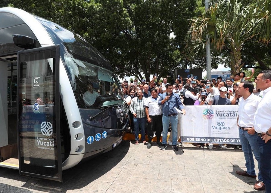 Mauricio Vila supervisa el vehículo de prueba del Ie-tram