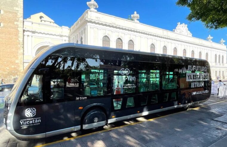 Más ciudadanos conocen los beneficios del Ie-tram que exhiben en la Plaza Grande