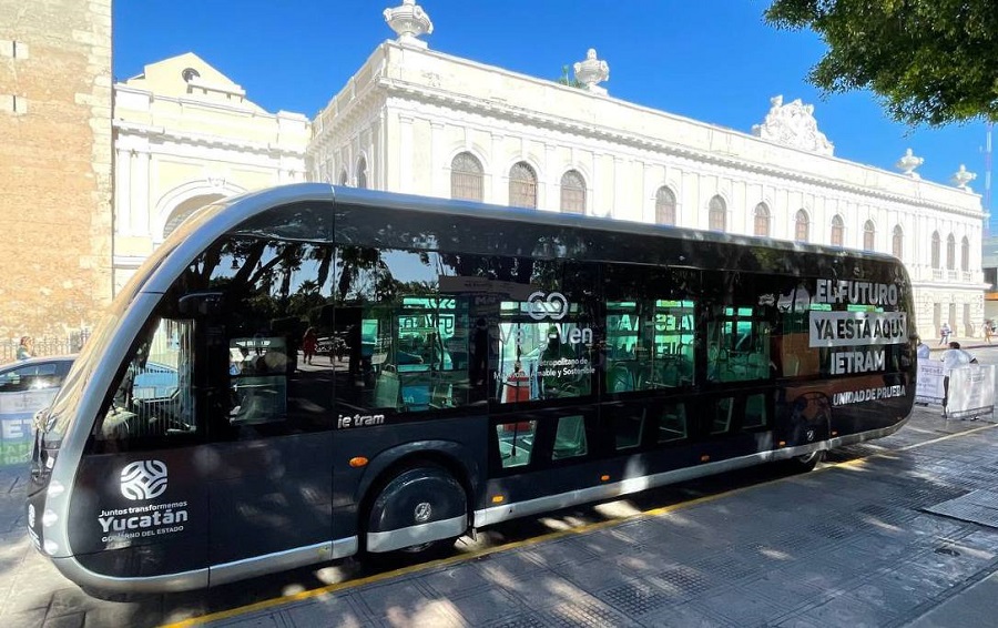 Más ciudadanos conocen los beneficios del Ie-tram que exhiben en la Plaza Grande