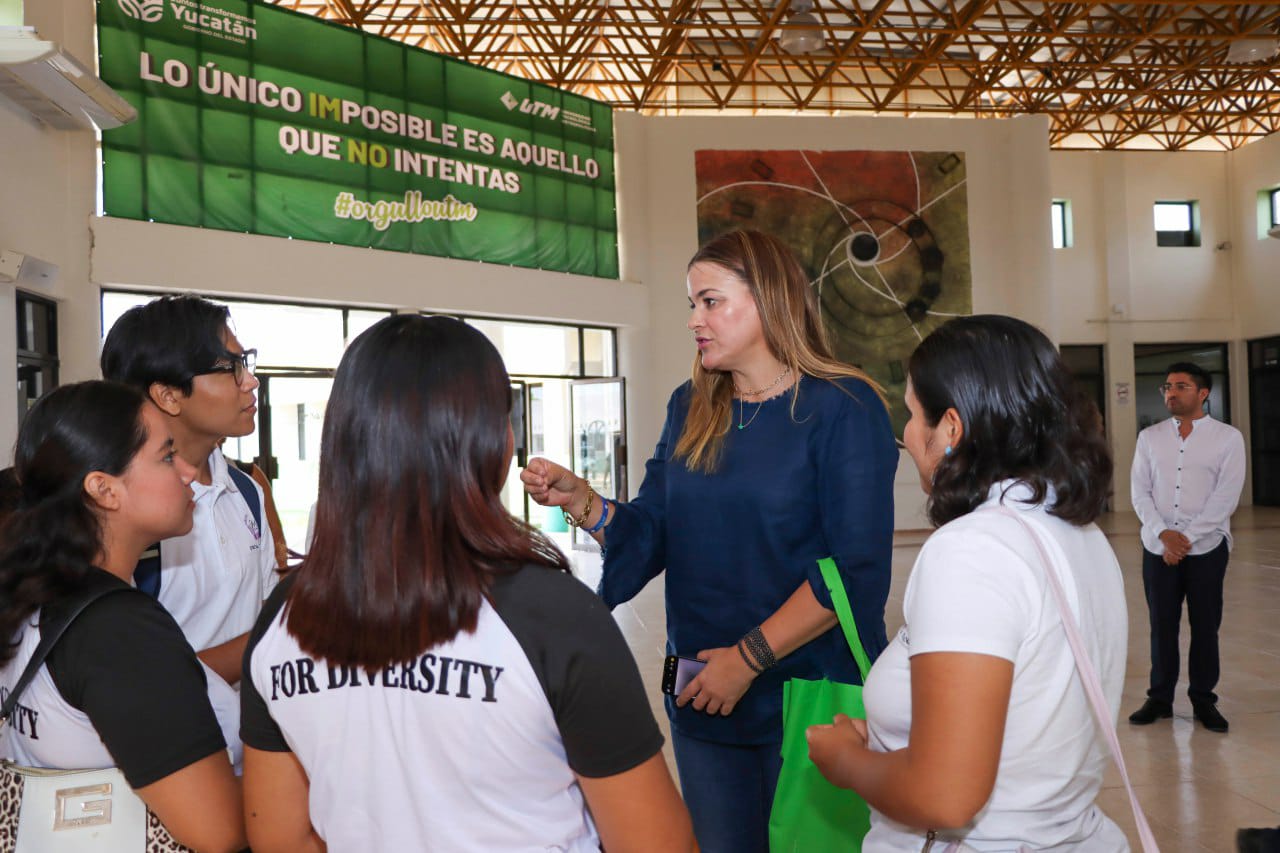 Reconocen universitarios trabajo por primer empleo de Cecilia Patrón