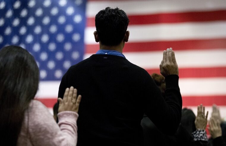 La inmigración hace crecer la población blanca y asiática en Estados Unidos