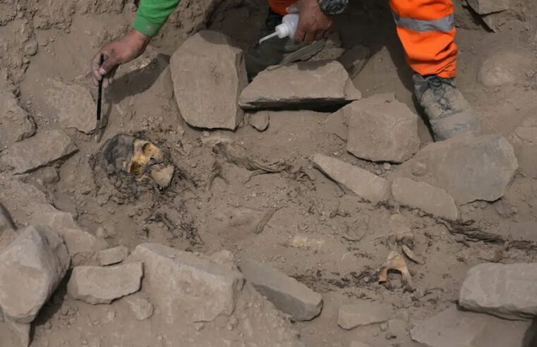 Hallan en Perú una momia prehispánica en un cerro cercano a un campo de fútbol