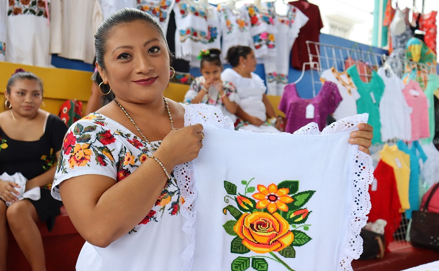 Aprenden, se divierten y hasta mejoran sus negocios en los talleres del DIF Yucatán