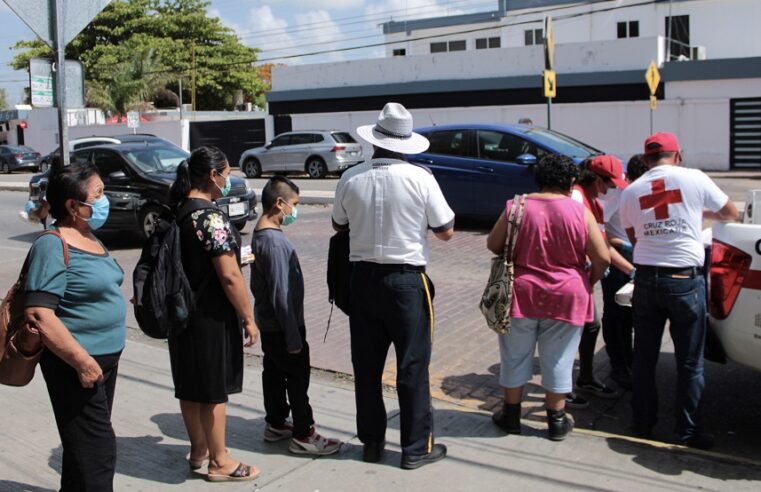 Voluntarios de la Cruz Roja reparten alimentos a las puertas de hospitales en Mérida