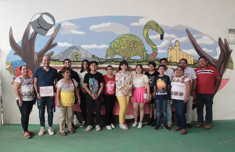 El talento joven de Dzemul plasma en un mural sus tradiciones y cultura