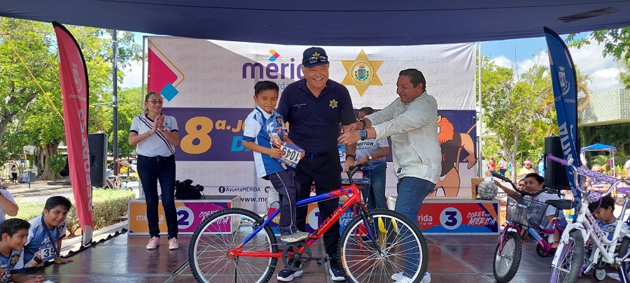 Mil 120 niños y adolescentes participan en la 8ª Jornada Atlética D.A.R.E.