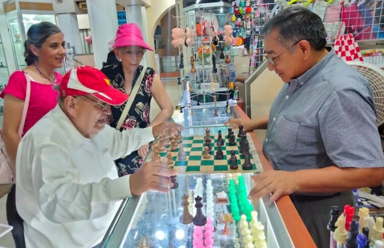 Veteranos ex campeones dan cátedra de finales en el ajedrez, en la tienda Diagonales