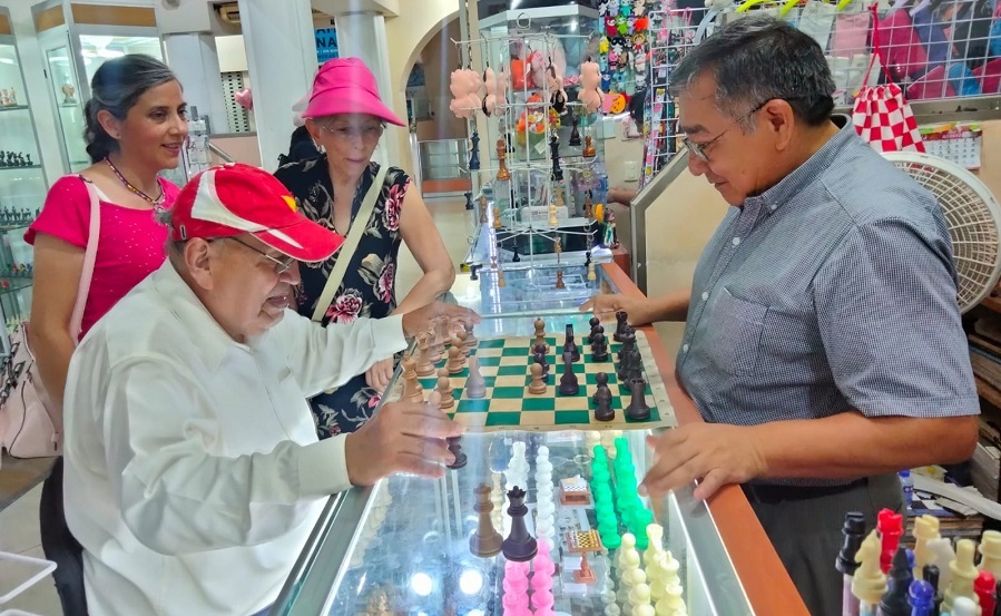 Veteranos ex campeones dan cátedra de finales en el ajedrez, en la tienda Diagonales