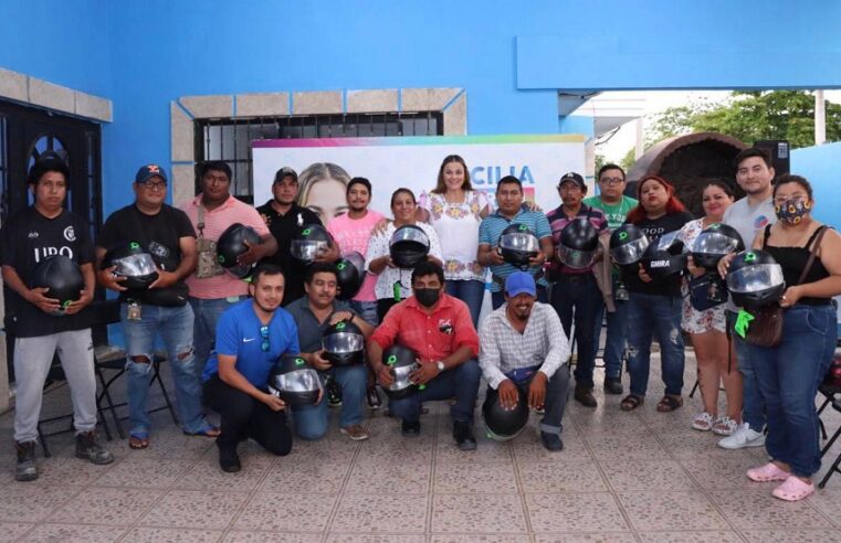 Cecilia Patrón entrega 150 cascos certificados a repartidores en motocicleta