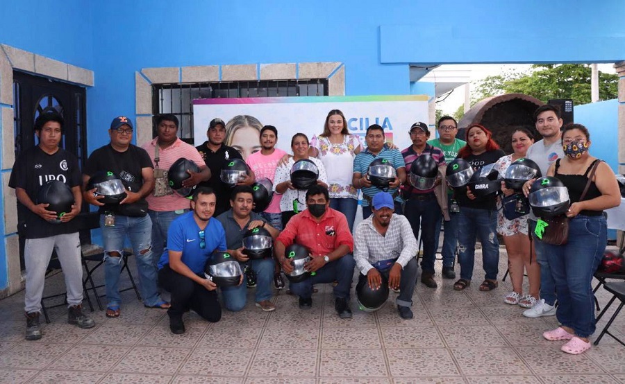 Cecilia Patrón entrega 150 cascos certificados a repartidores en motocicleta