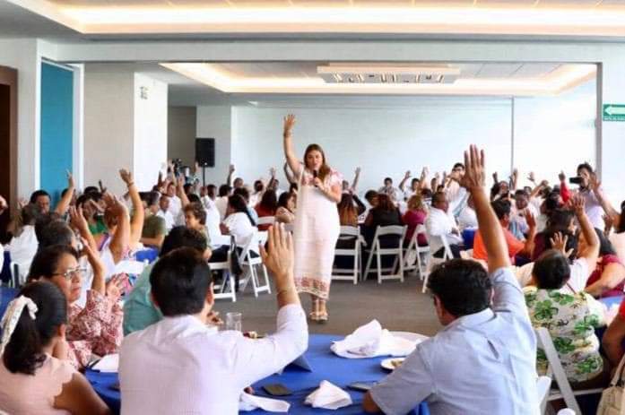 Cecilia Patrón hace equipo con los trabajadores meridanos.