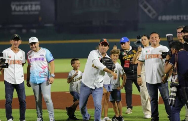 Mauricio Vila apoya desde el estadio a los Leones de Yucatán