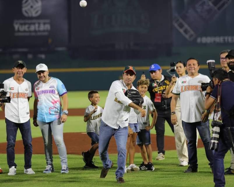 Mauricio Vila apoya desde el estadio a los Leones de Yucatán