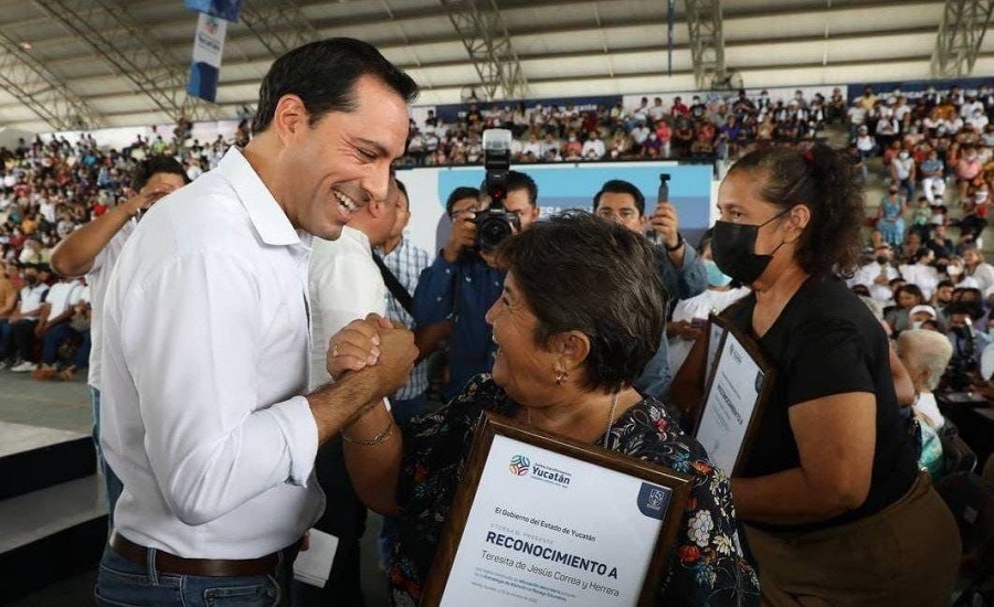 El gobernador Mauricio Vila libera del rezago educativo a 7,192 yucatecos