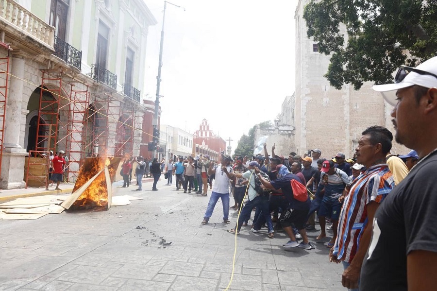 Pescadores vandalizan infraestructura pública urbana y el Palacio de Gobierno en Yucatán