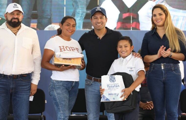 Mauricio Vila arranca en Izamal la entrega de paquetes del programa Impulso Escolar