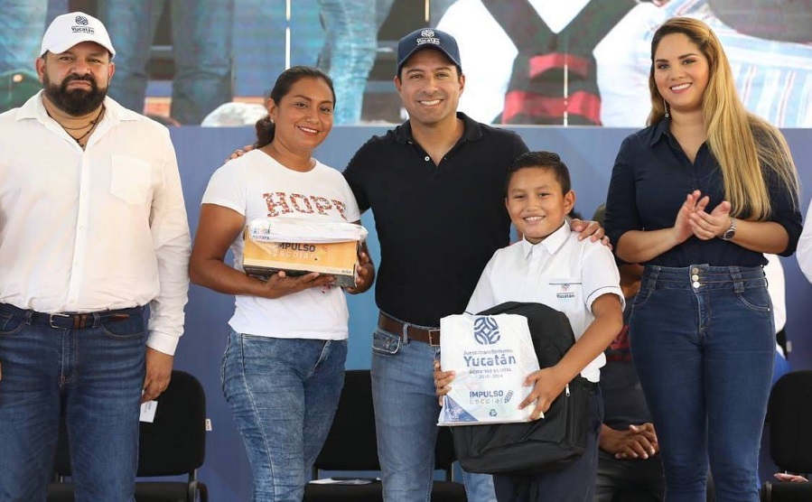 Mauricio Vila arranca en Izamal la entrega de paquetes del programa Impulso Escolar