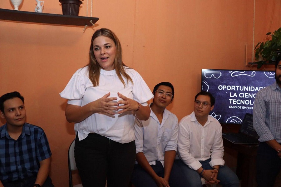 Jóvenes y Cecilia Patrón hacen equipo para difundir en Mérida la ciencia y la tecnología