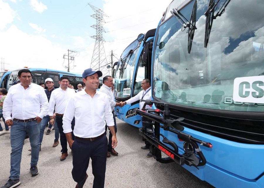 Mauricio Vila presenta los 33 nuevos vehículos para el Va y ven en Ciudad Caucel