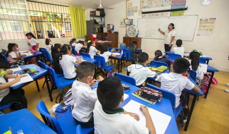 Con polémica por los libros de texto, inician clases 24.4 millones en México