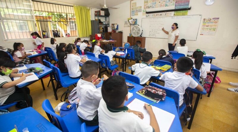 Con polémica por los libros de texto, inician clases 24.4 millones en México