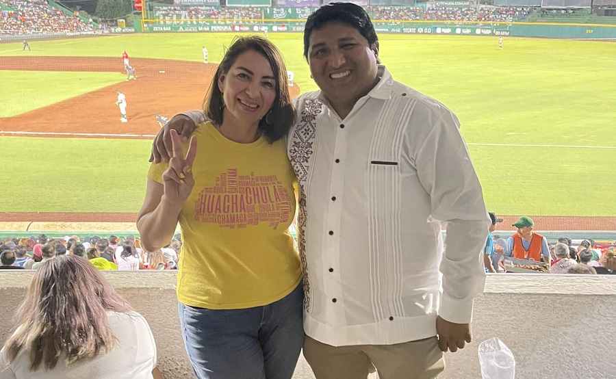 El morenista Rogerio Castro ocupa un palco «fifí» para ver el béisbol