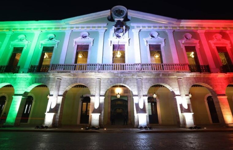 El Palacio de Gobierno de Yucatán se ilumina con los colores patrios