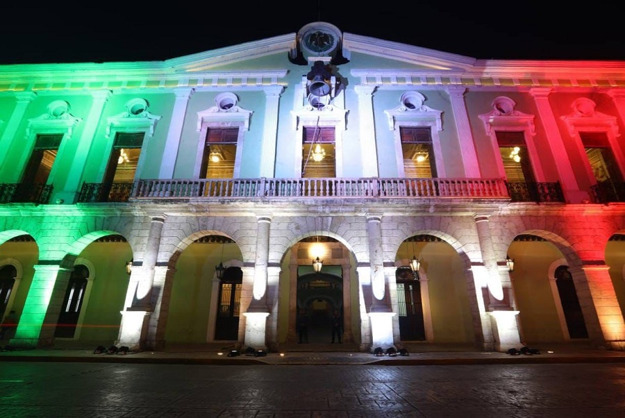 El Palacio de Gobierno de Yucatán se ilumina con los colores patrios