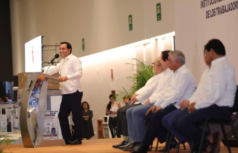 Vila anuncia mejoras en las prestaciones salariales de los burócratas en Yucatán