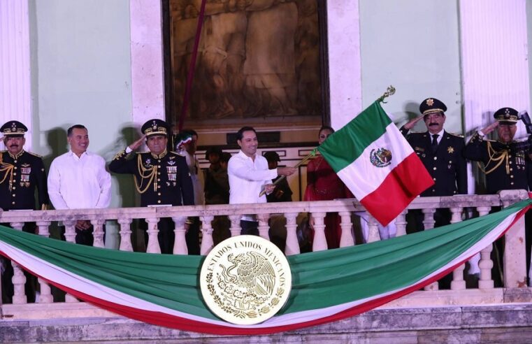 Junto a miles de yucatecos, Mauricio Vila celebra el 213 aniversario de la Independencia de México