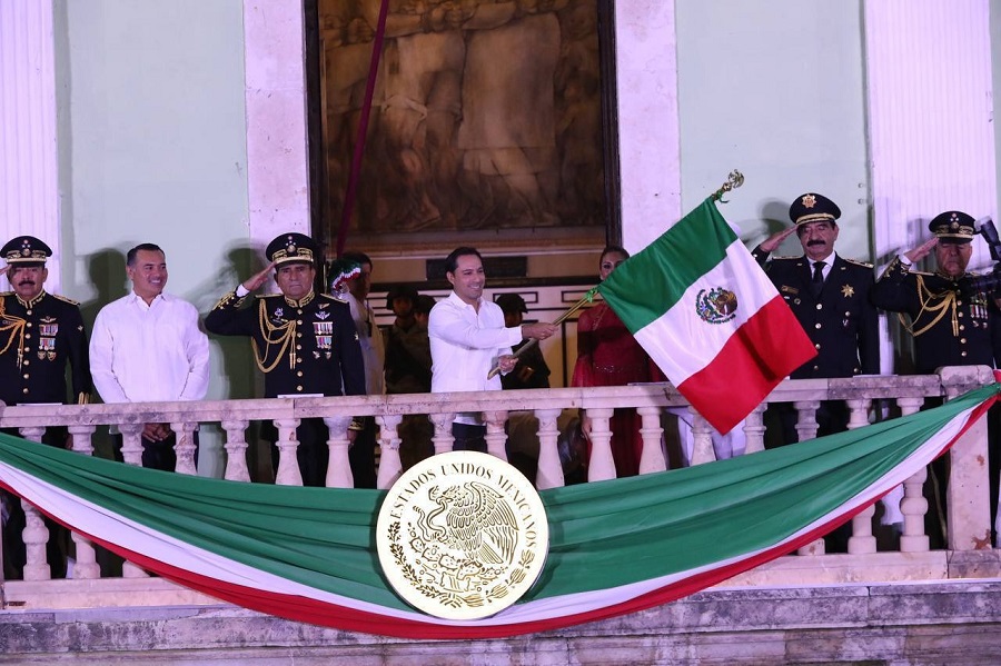 Junto a miles de yucatecos, Mauricio Vila celebra el 213 aniversario de la Independencia de México