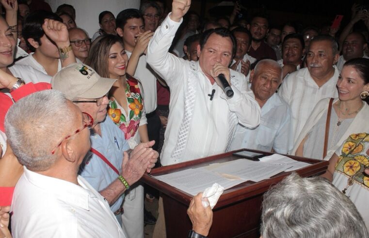 Huacho Díaz se registra como aspirante de Morena a la gubernatura de Yucatán