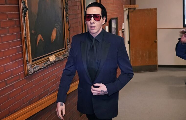 Sentencian a Marilyn Manson por sonarse la nariz sobre una camarógrafa