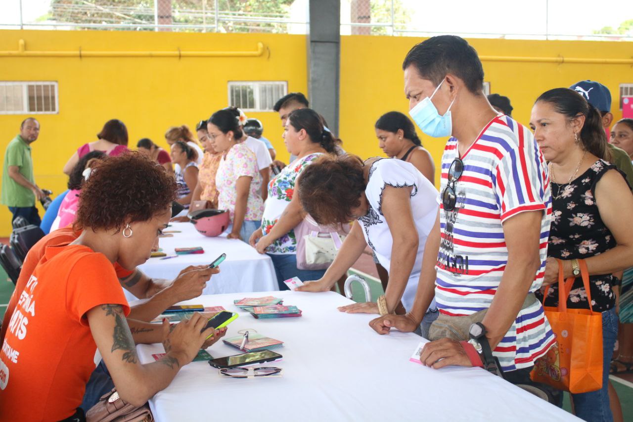 Ramírez Marín acerca servicios de salud y conectividad a Cacalchén