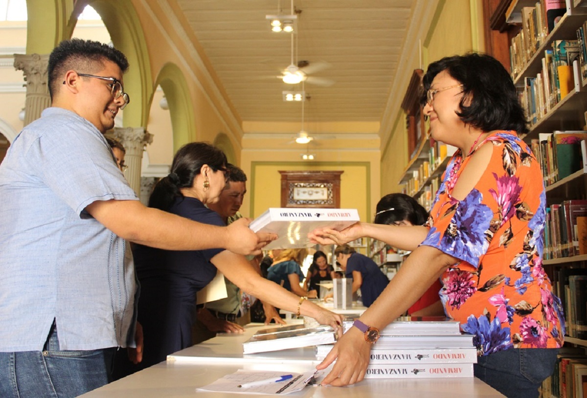 Entregan a bibliotecas de Yucatán el libro sobre el legado musical de Armando Manzanero