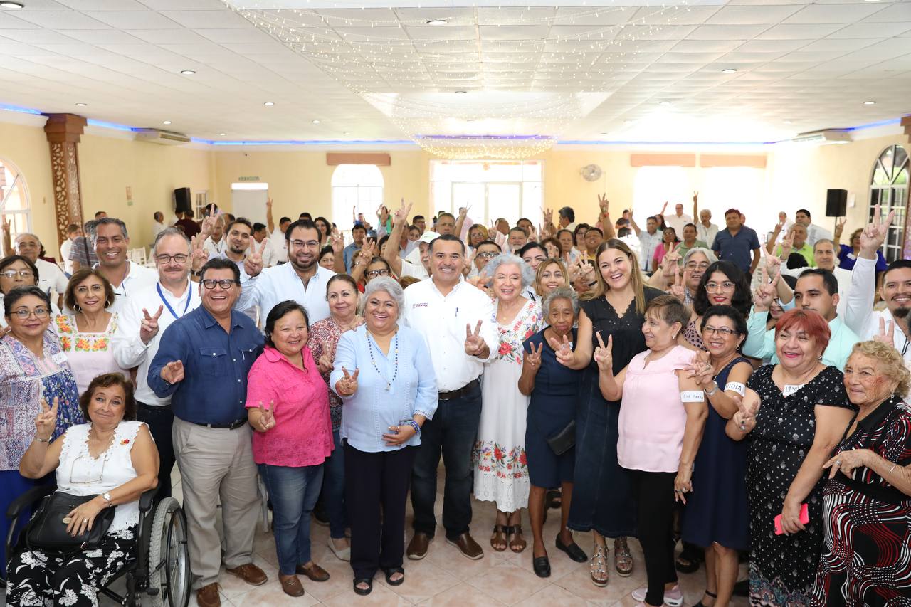 Renán Barrera y Cecilia Patrón, presentes en un foro con personas mayores