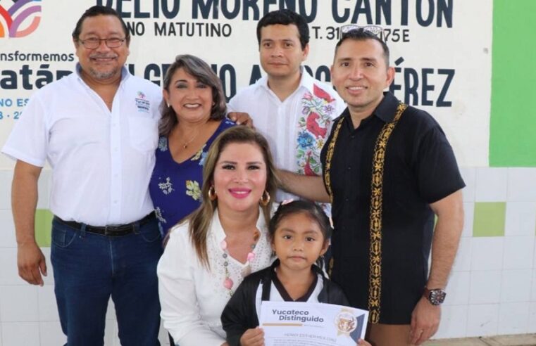 Estudiantes de Valladolid reciben sus paquetes de útiles escolares de Impulso Escolar