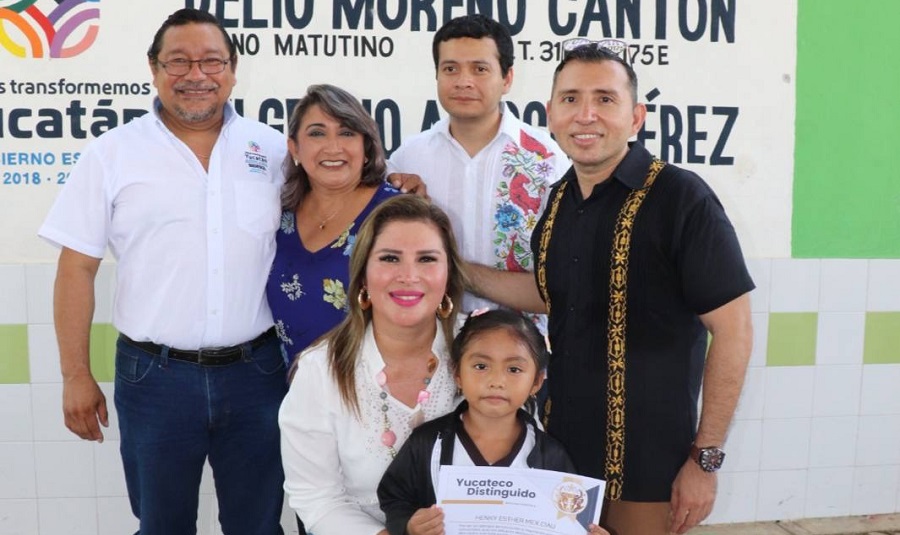 Estudiantes de Valladolid reciben sus paquetes de útiles escolares de Impulso Escolar