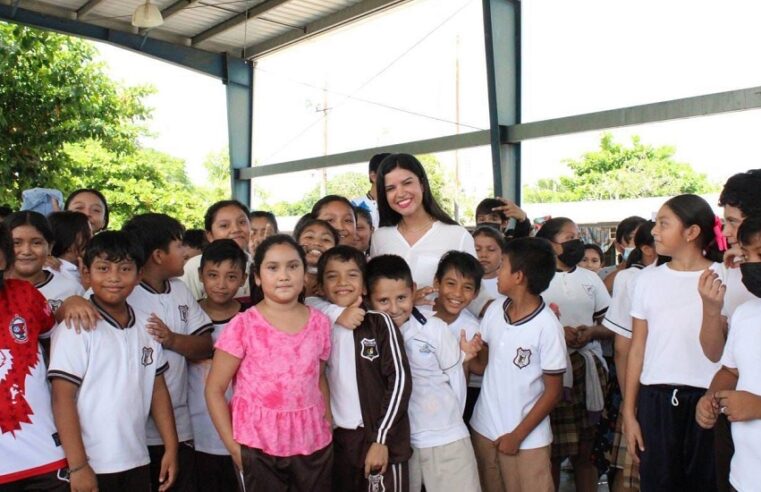 Estudiantes de Tixpéual reciben útiles escolares del Gobierno de Mauricio Vila