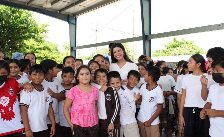 Estudiantes de Tixpéual reciben útiles escolares del Gobierno de Mauricio Vila