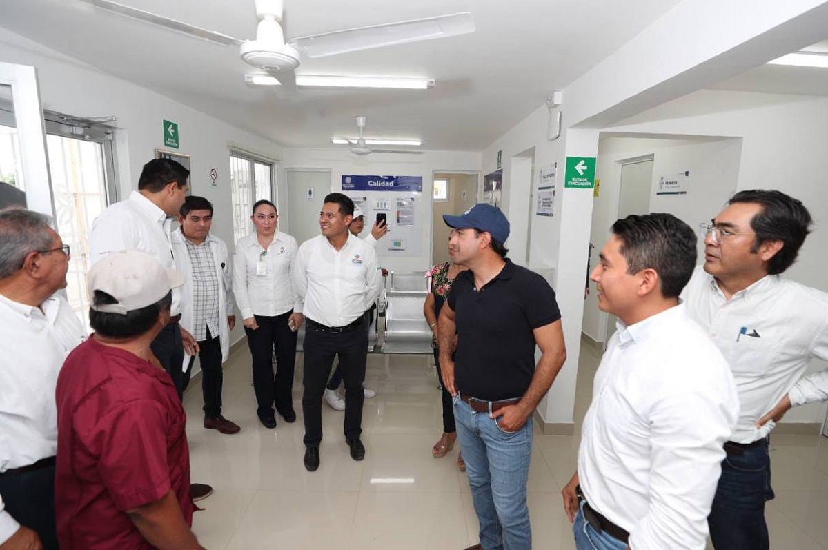 Mauricio Vila entrega mejoras en el centro de salud y las casas ejidales en comisarías de Sotuta