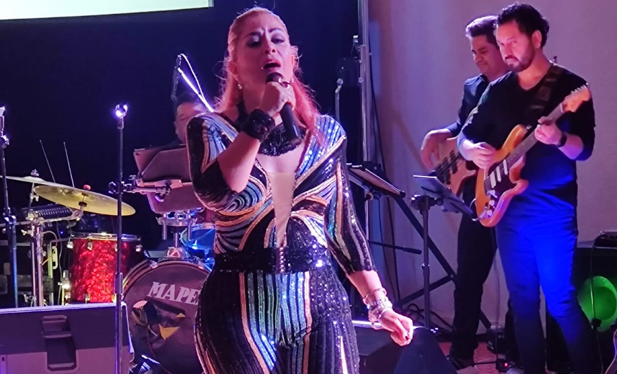 Con temas de Manzanero, la cantante Diana Vanoni triunfa en Mérida