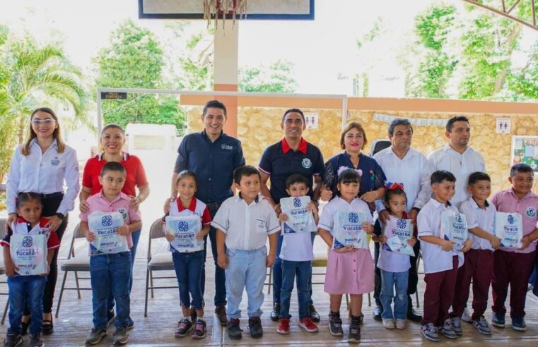 Estudiantes del sur de Yucatán reciben sus paquetes de útiles de “Impulso Escolar”