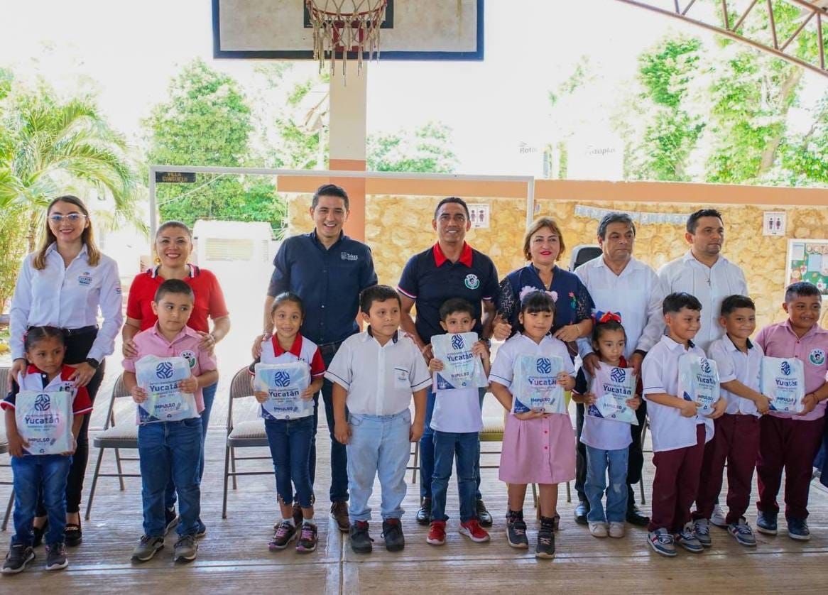 Estudiantes del sur de Yucatán reciben sus paquetes de útiles de “Impulso Escolar”