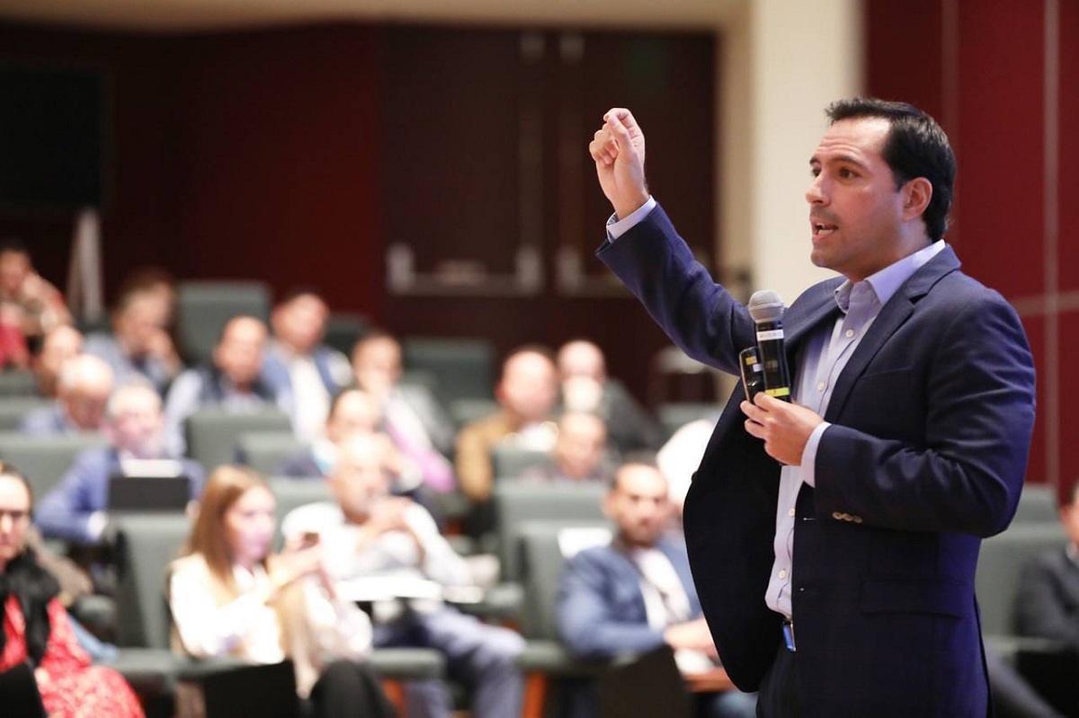 Mauricio Vila participa en la conferencia Retos y Oportunidades de México 2023-2030