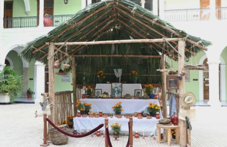 Honran la memoria de los difuntos con un altar en Palacio de Gobierno en Yucatán